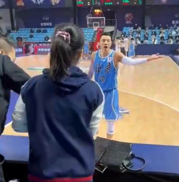 开云下载-CBA媒体人斗嘴球员被取消资格 周琦曾和她对线